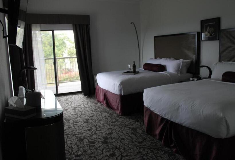 غرفة قياسية مزوَّدة بشُرفة, Regalia Hotel & Conference Center