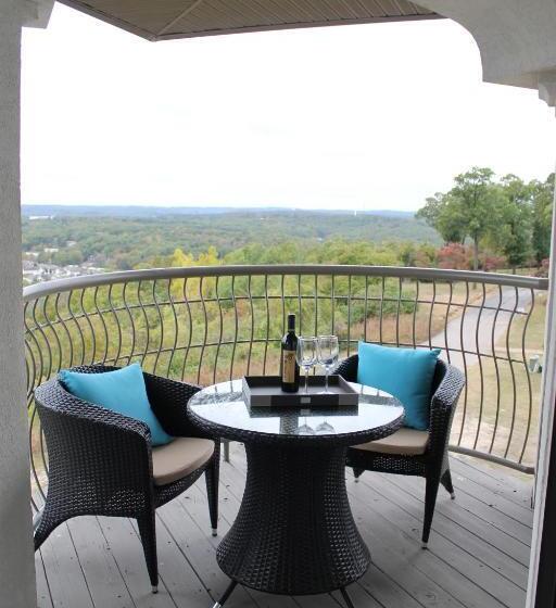 غرفة قياسية مزوَّدة بشُرفة, Regalia Hotel & Conference Center