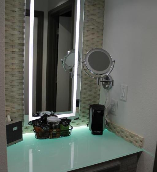 غرفة قياسية مزوَّدة بشُرفة, Regalia Hotel & Conference Center