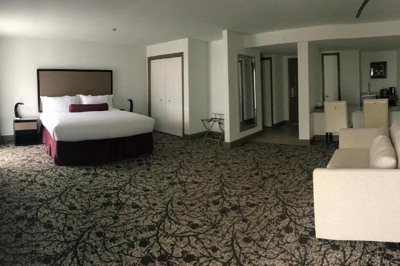 جناح جونيور, Regalia Hotel & Conference Center