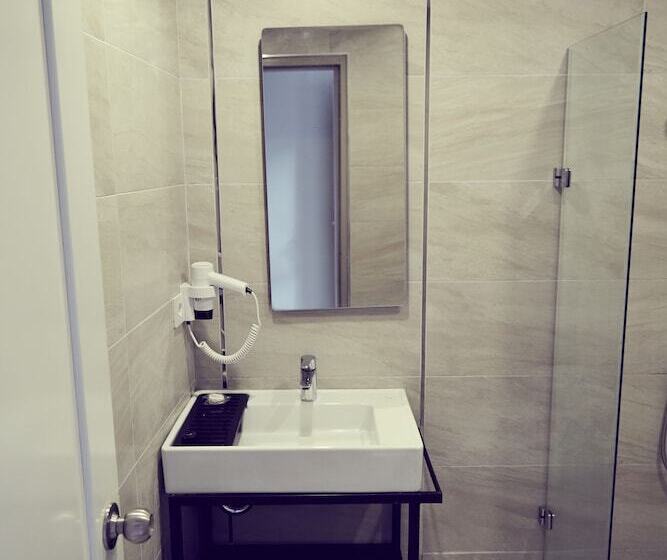 شقة غرفة واحدة, Two Seas