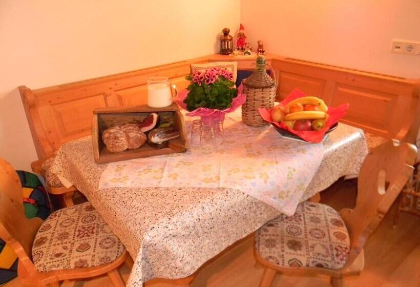 דירת חדר, Unterweger Hof