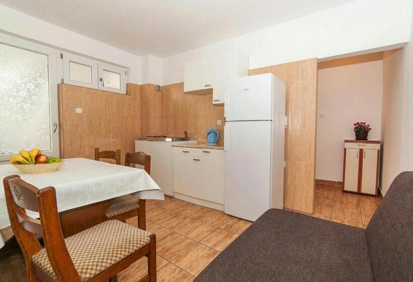 استودیوی استاندارد, Hana Accommodation