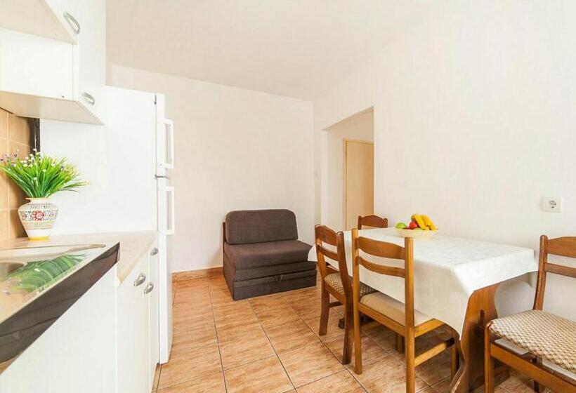 استودیوی استاندارد, Hana Accommodation