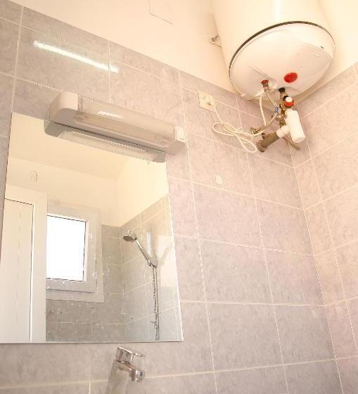 تختخواب در اتاق مشترک, Ny Telomiova