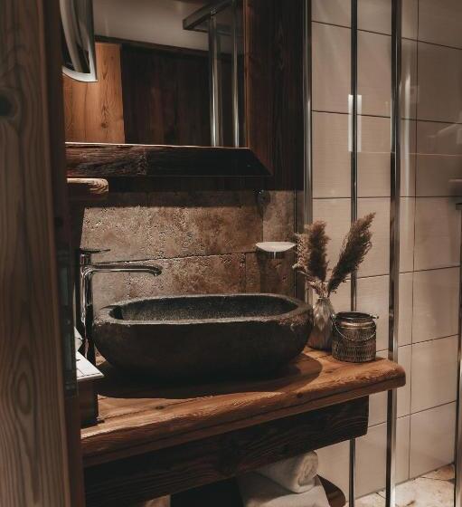 غرفة قياسية ثلاثية مزودة بتراس, Jufenalm Boho Hotel & Restaurant