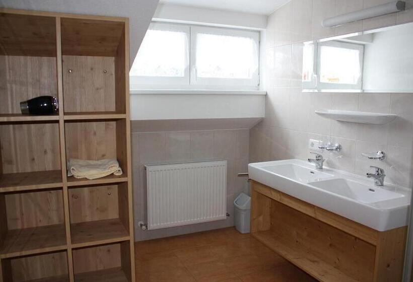 דירת שלושה חדרים, Pension Ferdinand