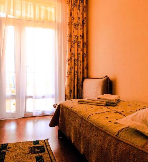 اتاق استاندارد یک نفره, Tri Korony