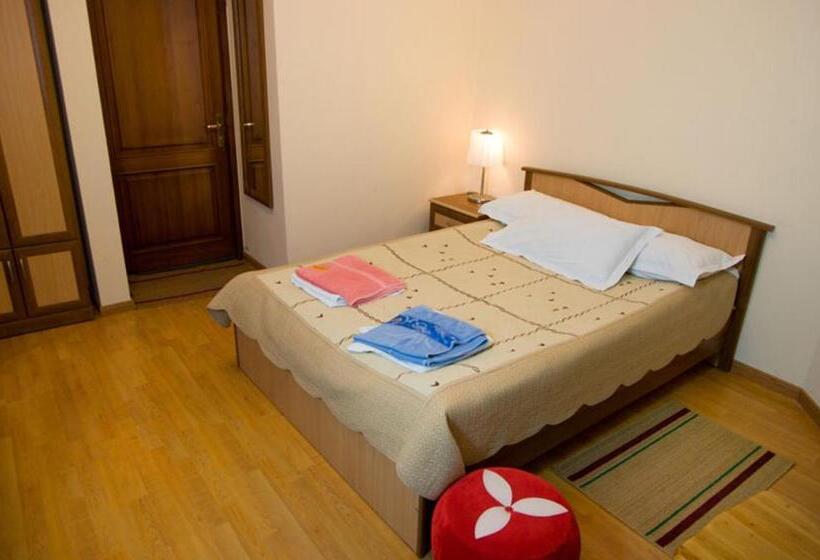 اتاق استاندارد, Tri Korony