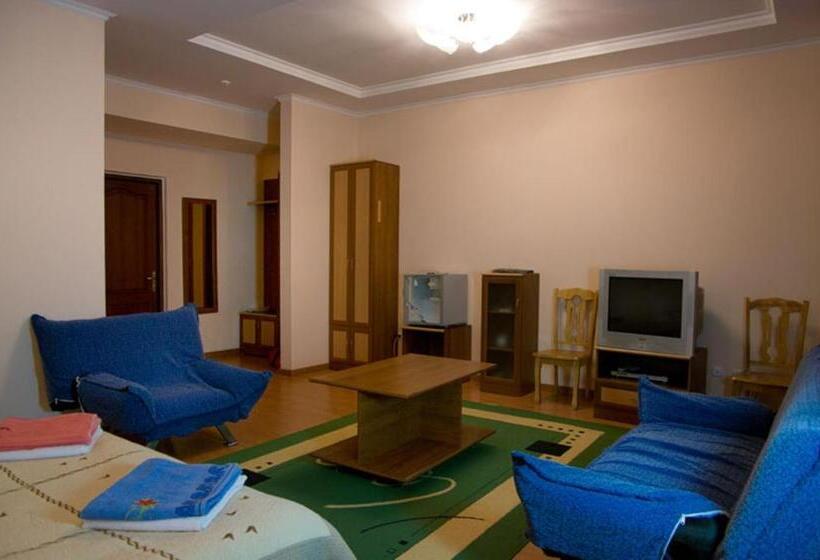 سوییت جونیور, Tri Korony