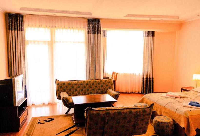 سوییت جونیور راحتی, Tri Korony