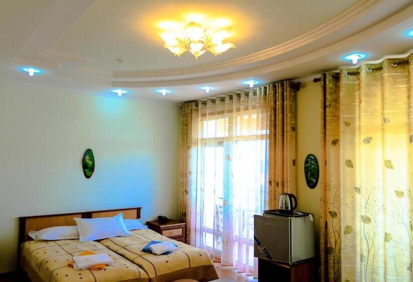 سوییت جونیور راحتی, Tri Korony