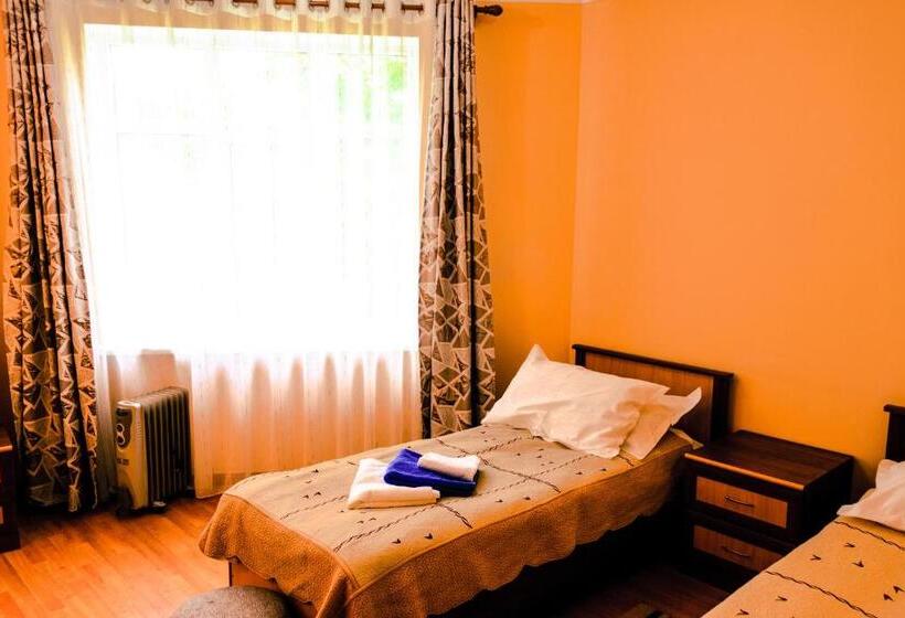 سوییت جونیور راحتی, Tri Korony