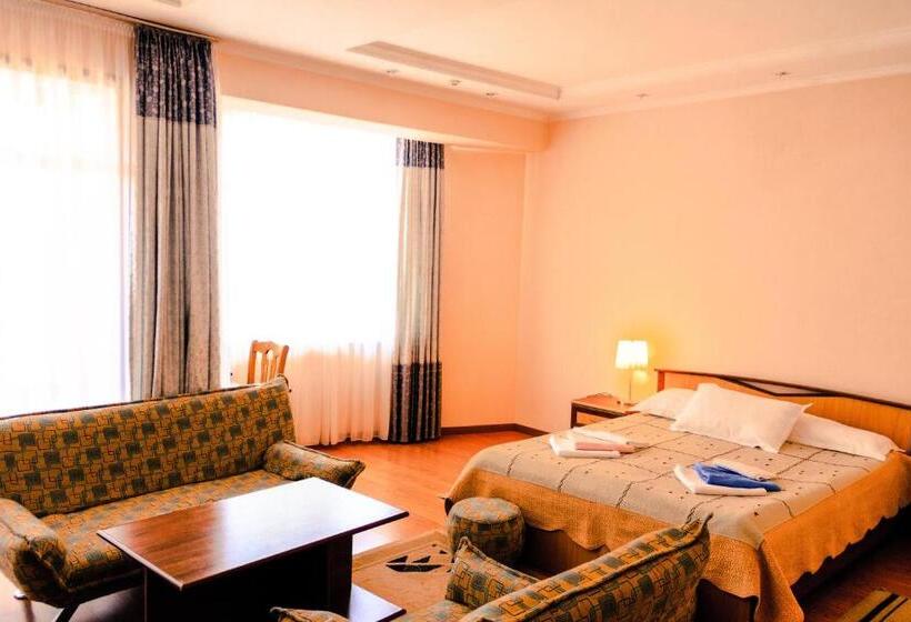 سوییت جونیور راحتی, Tri Korony