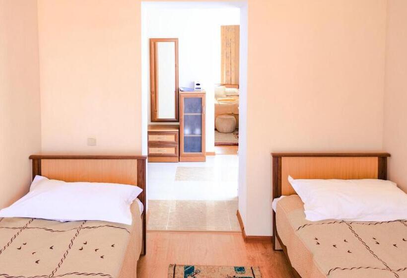 اتاق استاندارد چهار تخته, Tri Korony