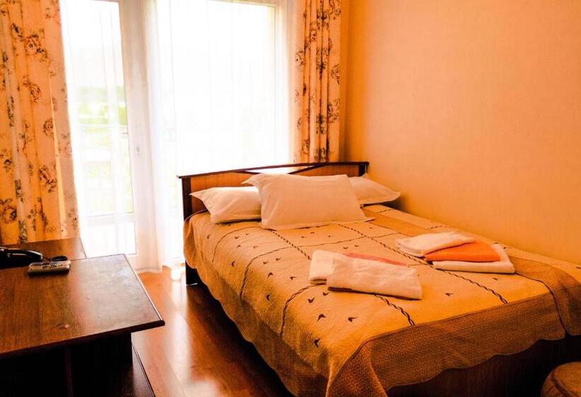 اتاق استاندارد چهار تخته, Tri Korony