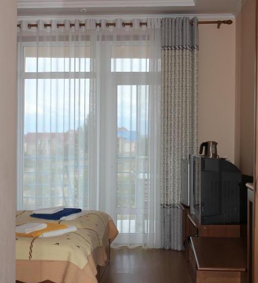 اتاق استاندارد چهار تخته, Tri Korony