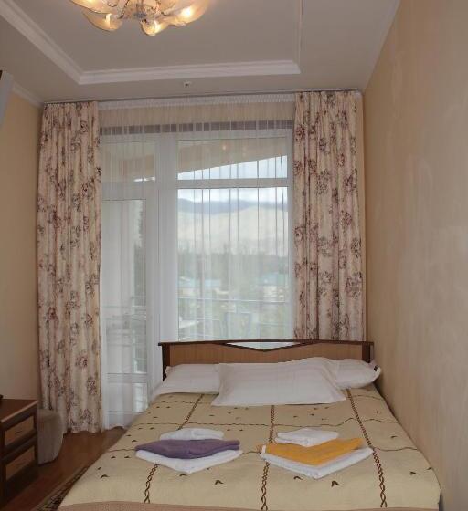 اتاق استاندارد چهار تخته, Tri Korony