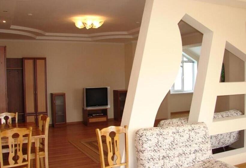 سوییت, Tri Korony