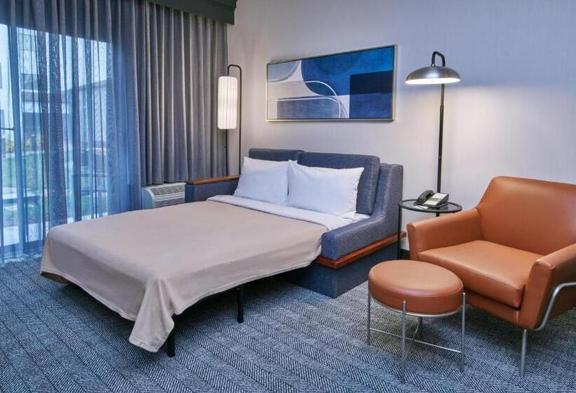 스위트 킹사이즈 침대, Courtyard By Marriott Detroit Livonia