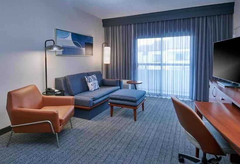 스위트 킹사이즈 침대, Courtyard By Marriott Detroit Livonia