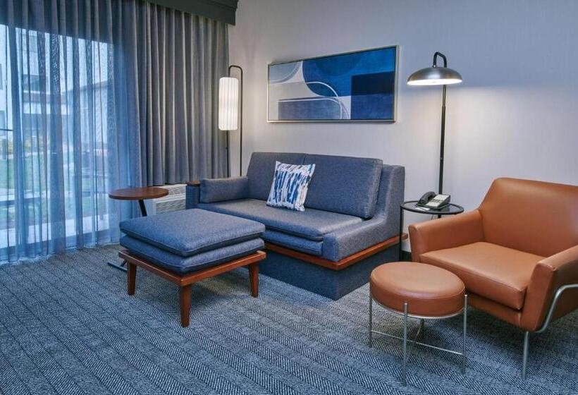 스위트 킹사이즈 침대, Courtyard By Marriott Detroit Livonia