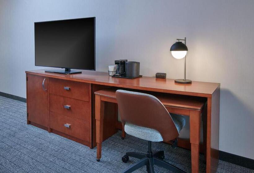 스위트, Courtyard By Marriott Detroit Livonia