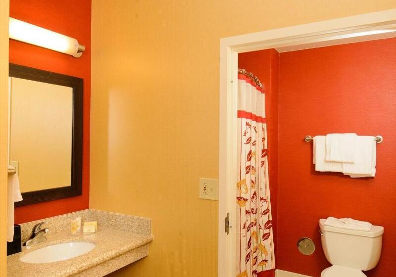 스탠다드 룸 킹사이즈 침대, Courtyard By Marriott Frederick