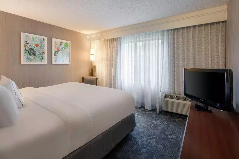 سوئیت با تخت بزرگ, Courtyard Grand Rapids Airport
