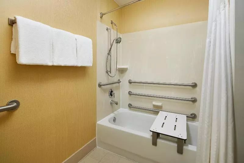 身障者適用キングサイズベッドルーム, Holiday Inn Express Tifton, An Ihg