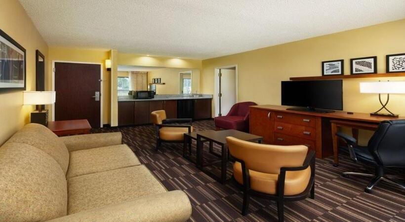 带阳台套房, Holiday Inn Express Tifton, An Ihg