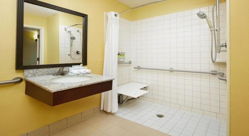适合残疾人士使用的带超级大床的标准间, Holiday Inn Express Tifton, An Ihg