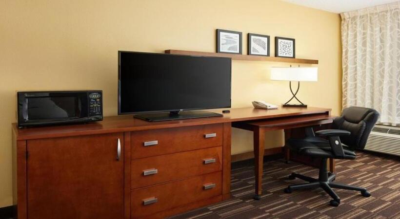 适合残疾人士使用的带超级大床的标准间, Holiday Inn Express Tifton, An Ihg