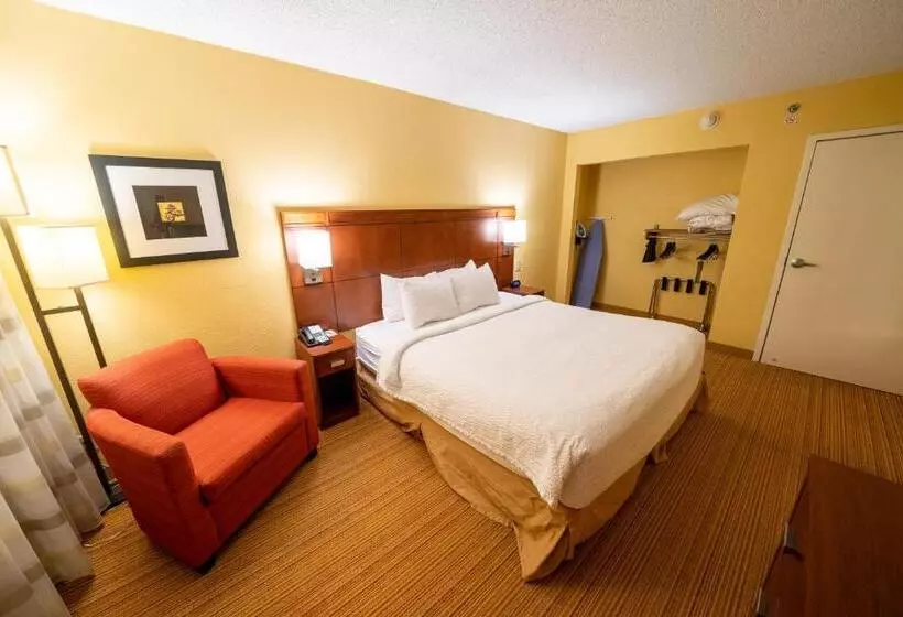 キングサイズベッドのスイートルーム, Iowa Inn Bettendorf Quad Cities