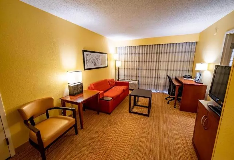 キングサイズベッドのスイートルーム, Iowa Inn Bettendorf Quad Cities