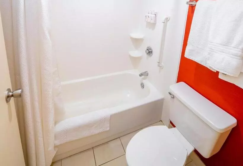 クイーンサイズベッドのスイートルーム, Iowa Inn Bettendorf Quad Cities