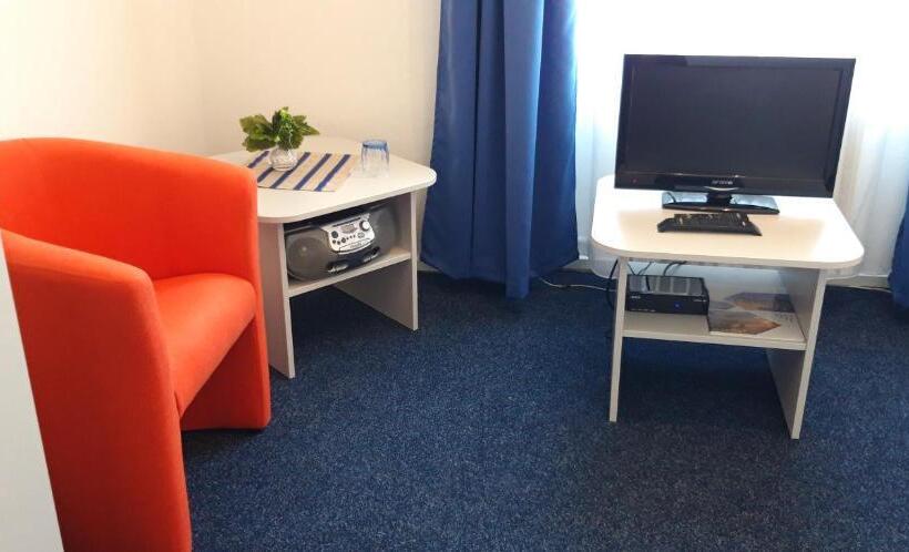 اتاق استاندارد سه نفره, šd Němcovej 1