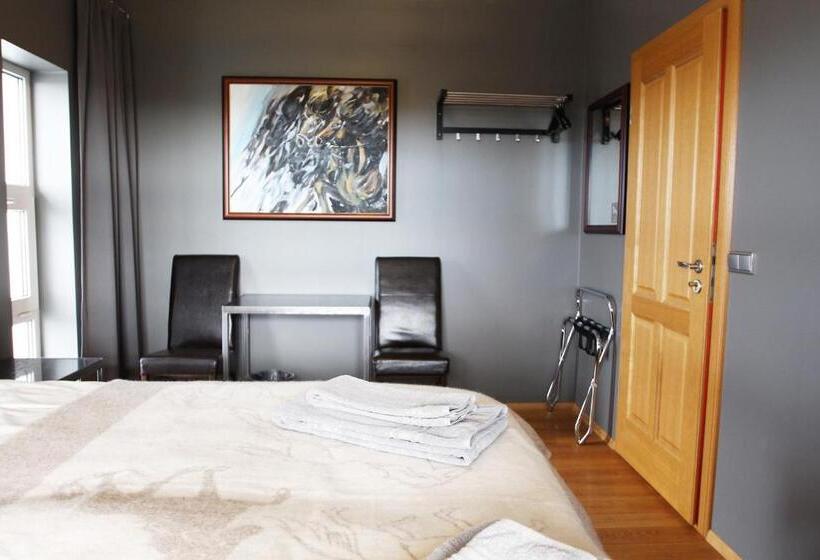 سوییت جونیور با بالکن, Armot Guesthouse