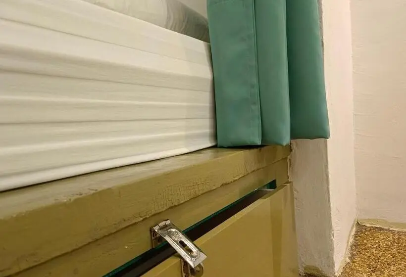ルームシェアのワンベッド, Beds In Garden Hostel