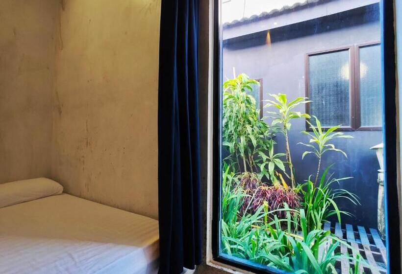 מיטה בחדר משותף, Beds In Garden Hostel Sdn Bhd