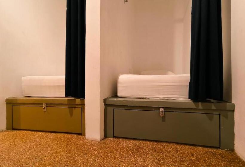 חדר משפחתי, Beds In Garden Hostel Sdn Bhd