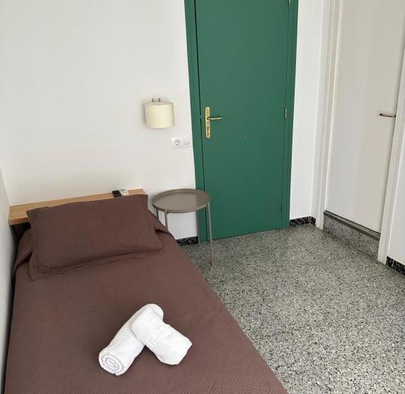 غرفة قياسية فردية, L'illa