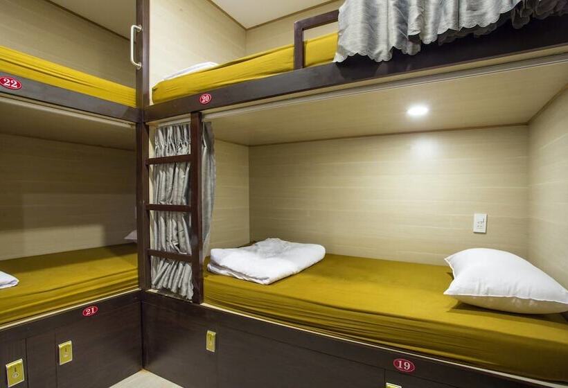 تختخواب در اتاق مشترک, Saigon Marvel Hostel