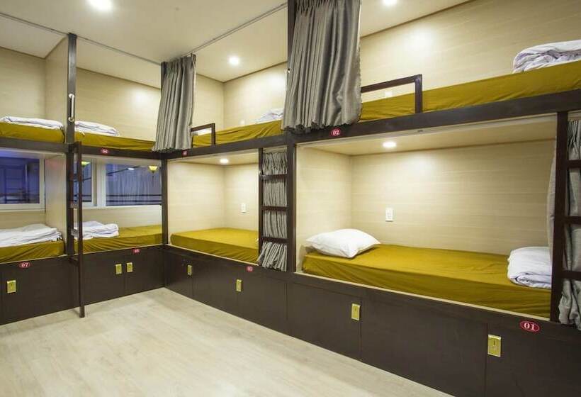 تختخواب در اتاق مشترک, Saigon Marvel Hostel