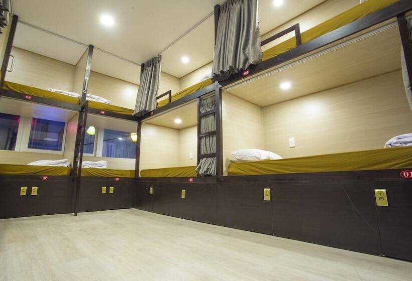 تختخواب در اتاق مشترک, Saigon Marvel Hostel