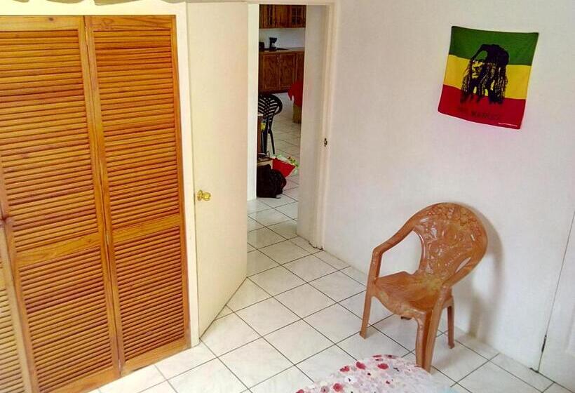 اتاق اکونومی, Porty Hostel