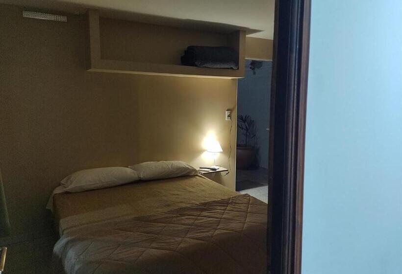 컴포트 트리플 룸, Caminos Hostal