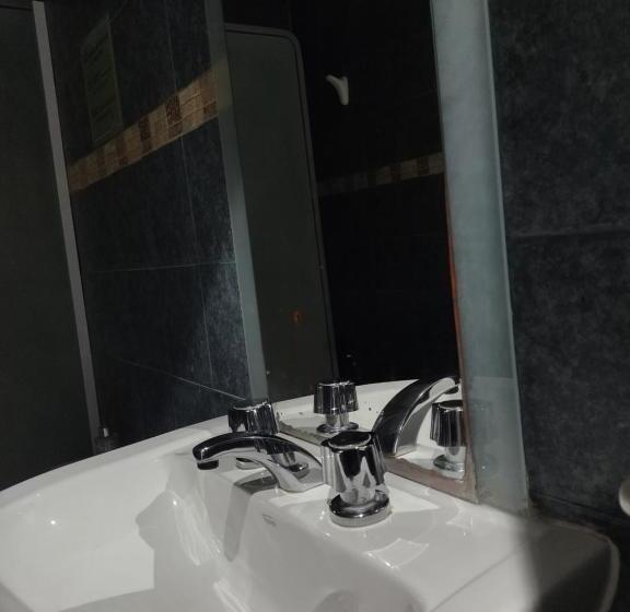 컴포트 트리플 룸, Caminos Hostal