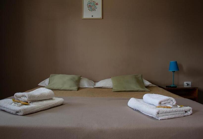 Номер Стандарт Трехместный, Caminos Hostal