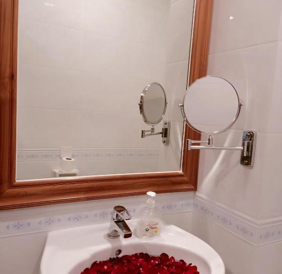 اتاق لوکس, Dragon Phoenix